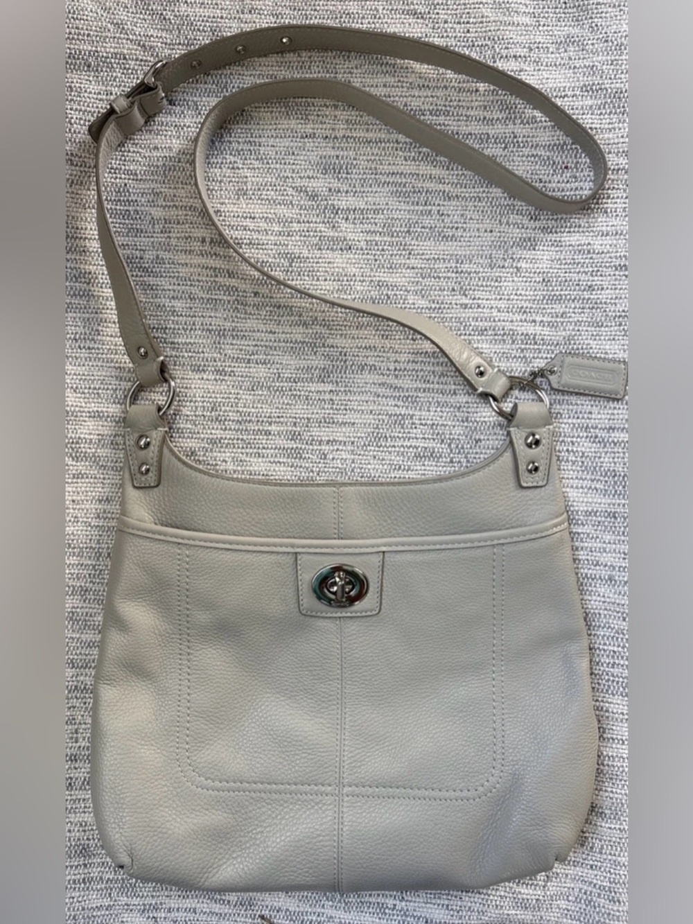 COACH Penelope Grey Beige Crossbody Slim Bag Leather Purse Turnlock F19265 VGC